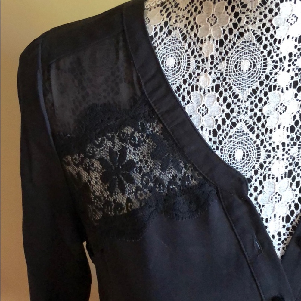 American Eagle blouse w/ pretty lace detailing